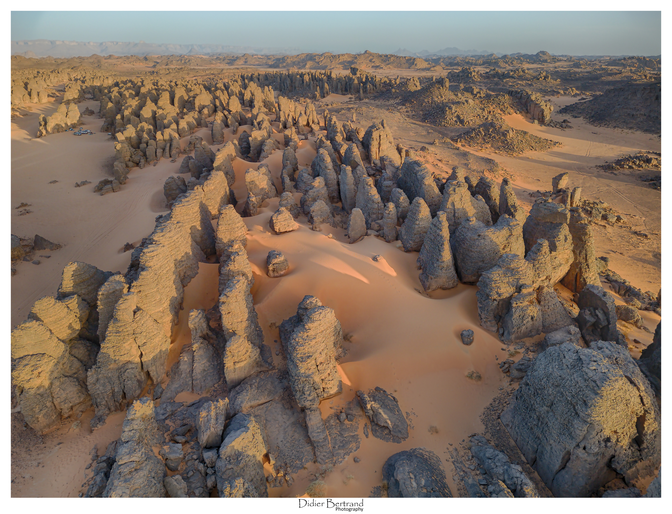 Sahara Algerien, Tassili 2024 - Alignement de menhir